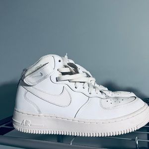 White nike shoes